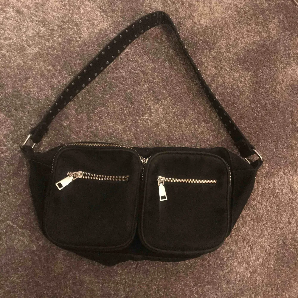 Populär väska ifrån Noella! Använd flertal gånger men är i bra skick! Svart väska i största modell. Modellen heter Celina black. Priset går att ändra⭐️💗 #maje #zadig. Asusteet.
