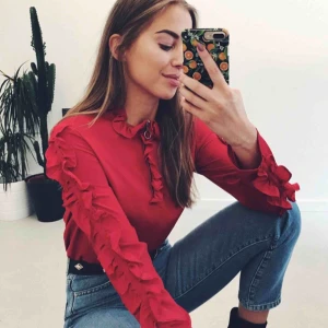  - Helt oanvänd blus från Gina Tricot. Sålde slut väldigt snabbt överallt, men har aldrig kommit till användning för mig. Köpt för ca 1 1/2 år sedan.  Har för mig att även Kenza har 36 på sin tröja. Säljer för 200 + 60 kr frakt :)  