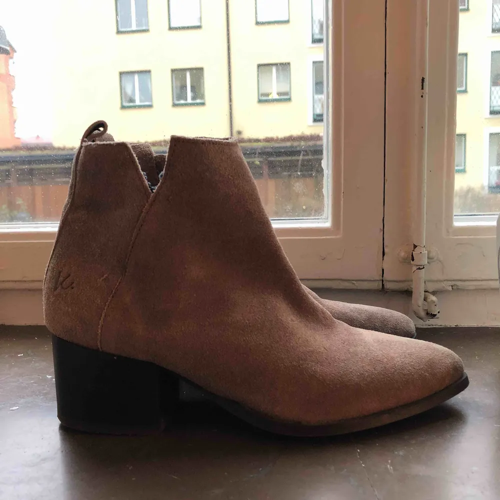 Boots från K Cobler. Frakt tillkommer på 80kr. Skor.