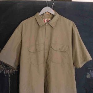  - Så snygg oversize skjorta från DICKIES. Jag har använt som klänning, men funkar som skjorta på större storlek (jag är xs/s) . Nyskick!!