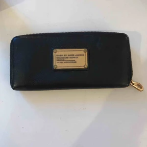  - Större plånbok från Marc Jacobs. Mått ca 20 cm på längden och 10 cm hög. Priset är ink frakt!