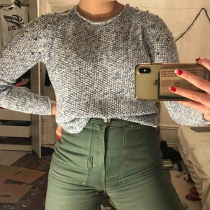  - Stickad tröja med nitar, köpt på Cubus i storleken 146/152, vilket motsvarar XS💙 Sitter lite tight på mig som har storlek M<3 Köparen står för frakten