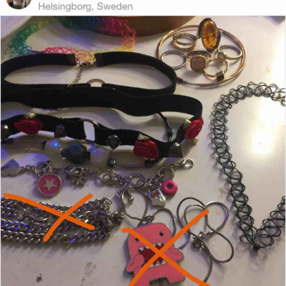 Chokers, halsband, armband och lite ringar. Såklart noggrant tvättade innan dom skickas! Chocker med rosor och nitar är såld. Frakt kostar 11kr!. Asusteet.