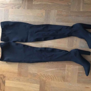  - Lår höga klackskor(sitter till ljumskarna på mej(168cm lång) testade hemma men aldrig använda ute. 