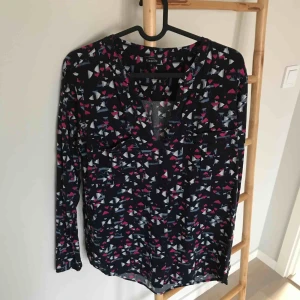  - Blus  Från kappahl  Mycket fint skick  Storlek s Frakt tillkommer 