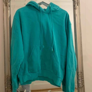  - Hoodie från weekday, säljer pga används inte. (Som ny) 