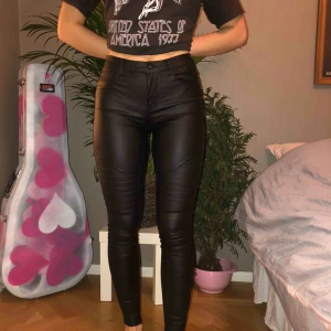  - Riktigt balla skinnbyxor. Sitter riktigt bra och är otroligt sköna i materialet. Väldigt stretchiga så de passar en S-L. Modellen har normalt S. Perfekta till fest men även till en snyggare vardagsoutfit. Frakt, 40kr. 🎁