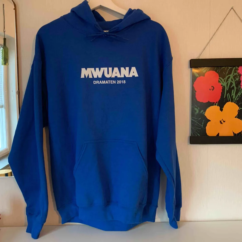 En blå Mwuana hoodie, mysigt material och fint skick. En stor ros på baksidan 🌹. Hoodies.