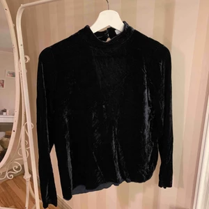  - En fin mörkblå sammetströja från Samsøe Samsøe, sömmen ner till har lossnat men går enkelt att sy dit! 82% Viskos 18% Silke Pris: 75kr 