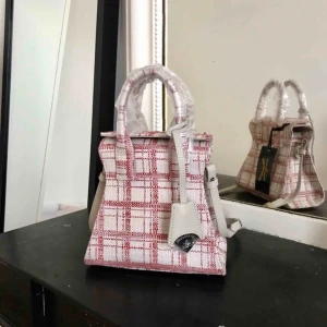  - Säljer en helt ny väska med avtagbar axelrem från märket Vivienne Westwood, prislappen sitter kvar. Originalpris 340€. Väskan är liten men man får plats med det viktigaste (mobil, plånbok, smink osv). Köparen betalar frakten 