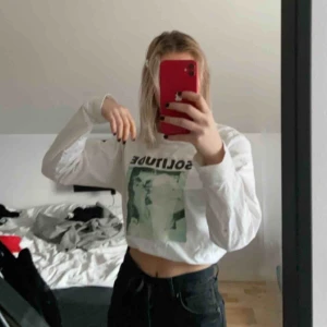  - Vit longsleeve med tryck så cool😍😍