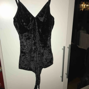 - Svart body i velvetmaterial från Bikbok, storlek S. den har reglerbara axelband. Använd ett fåtal gånger så i bra skick! Frakt betalas av köpare(39kr) 