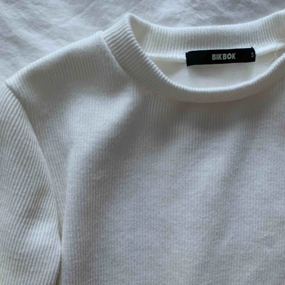 Creme vit tröja från Bikbok. Oanvänd.  Frakt ingår inte i priset, kan hämtas i Stockholm. . Tröjor & Koftor.