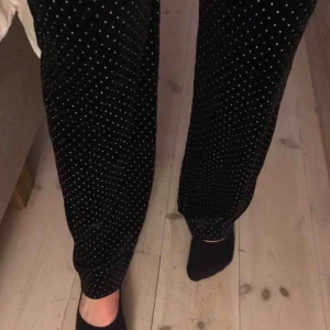  - Svin nice byxor perfekt till nyår eller jul! Endast använda 1 gång (förra nyår) köpt på bikbok för 1 år sedan. Bra skick. Storlek s men väldigt stretchiga så passar både M. 