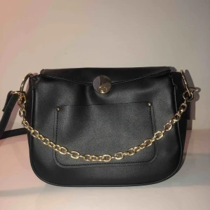  - Oanvänd väska från primark med kedjedetalj