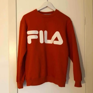  - Rödorange tröja från FILA🥳 Knappt använd så är i fint skick!  Finns i Västervik, skickas annars! FRAKT INGÅR🚚
