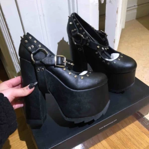 Demonia platåskor - Oanvända platå skor ifrån demonia, endast testade! Kommer med i original förpackning med tillhörande skopåse mm.