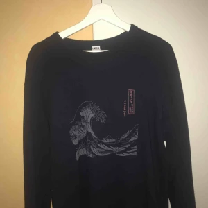  - Hokusai blue sweatshirt från uniqlo Bra skick  Strl M ungefär som oversized S