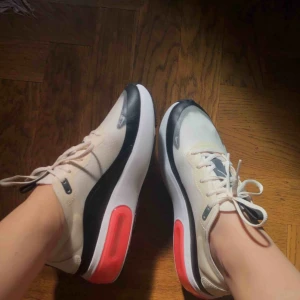 Nike air max dias - Nästintill oanvända Nike air max dias, älskar detta paret men tyvärr är dom för små för mig som har storlek 38 och därför har dom inte kommit till användning. Säljer för 500 + frakt 💕💕