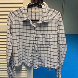  - Köpt från Hollister använd en gång. 85kr med frakt inkluderat. 