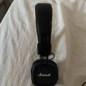  - Fräscha Marshall hörlurar, lådan har jag tyvärr inte kvar. 