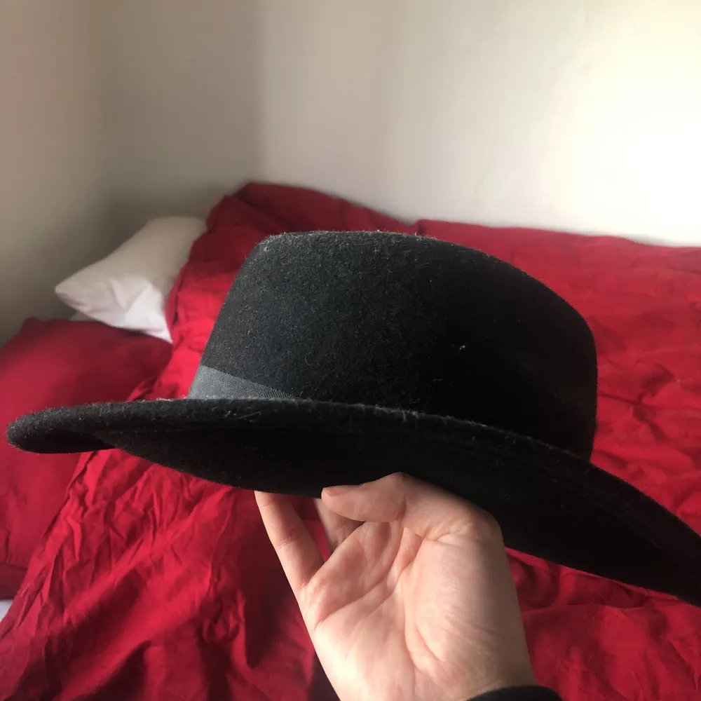 Snygg hatt, köpt i London! Säljer då den kommer inte till användning🌸. Accessoarer.