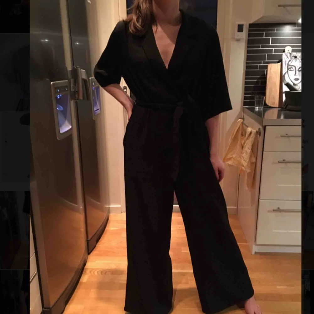 Superfin byxdress från Weekday, aldrig använd. Materialet är polyester och är ganska ” tung” i tyget vilket gör att den faller väldigt fint. . Mekot.