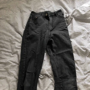  - Säljer mina favorit byxor då dem är förstora för mig. Man får en extremt bra rumpa i dessa byxor och dessutom inte cameltoe! Fantastiskt sköna då dem är jätte stretchiga! Dem har blivit lite sotiga i färgen men väldigt fina tajta byxor ändå!