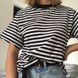  - T-shirt från monki, jättefin skick. Använd max 2 gånger😋 svart och vit randig med högre krage. Oversize!