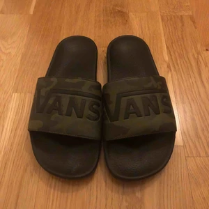  - Vans slippers i camo sparsamt använda 