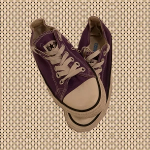  - Snygga lila converse i strlk 38, ena hälen har skavts upp men bara innertyget. Annars i bra skick!!! Köparen står för frakten:)
