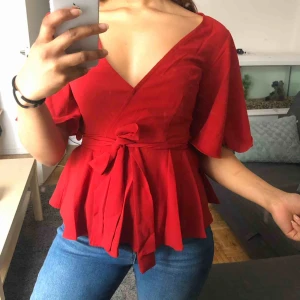  - Helt ny och oanvänt topp. Fin rödfärg och passar till allt :) har inte haft möjlighet att använda den. Kan mötas upp i T-centralen 