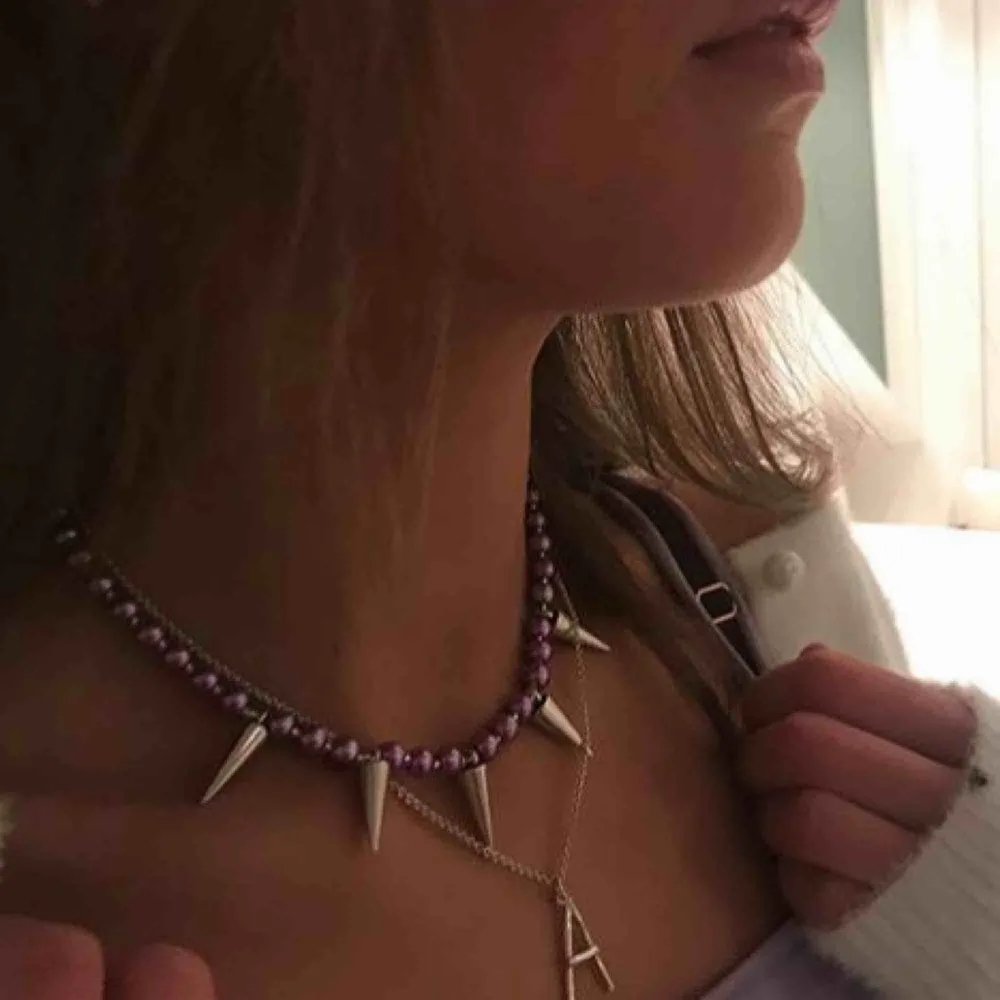 Ett jättecoolt halsband från lazzilei på instagram:) köptes för ett tag sen men har aldrig kommit till användning💜se bild två för hur det sitter på. Accessoarer.