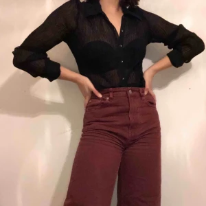  - Säljer denna snygga skjorta/blus, som är lite see through. Blusen passar en XS, men även en S. Skjortan är lång i sig som man ser på sista bild, men man kan stoppa ner efter egen smak. Frakt 63kr