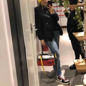  - Nästan oanvänd snygg väska från Zadig och Voltaire  Nypris 6000 Mycket bra skick 