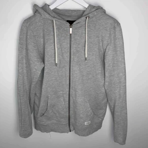  - Använd bara ett få tal gånger men inte tillräckligt för att ha kvar, det står storlek S med kan också användas för någon som har M 