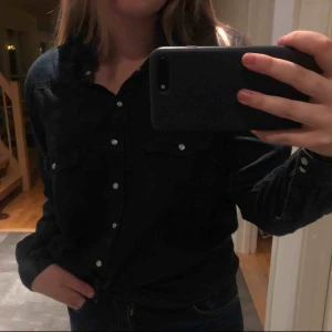  - MörkblåJeansskjorta från Esmara i strl 42. går bra att stoppa in i jeans eller byxa.👕Köparen står för frakt💙