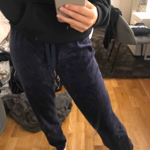  - Mörkblå mjukisbyxor från Cubus, knappt använda. Köparen står för frakt🥰