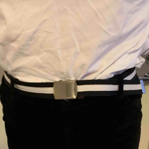  - Vit, blöt och silvrigt skärp. Använt typ två tre gånger så i bra skick. Frakt tillkommer