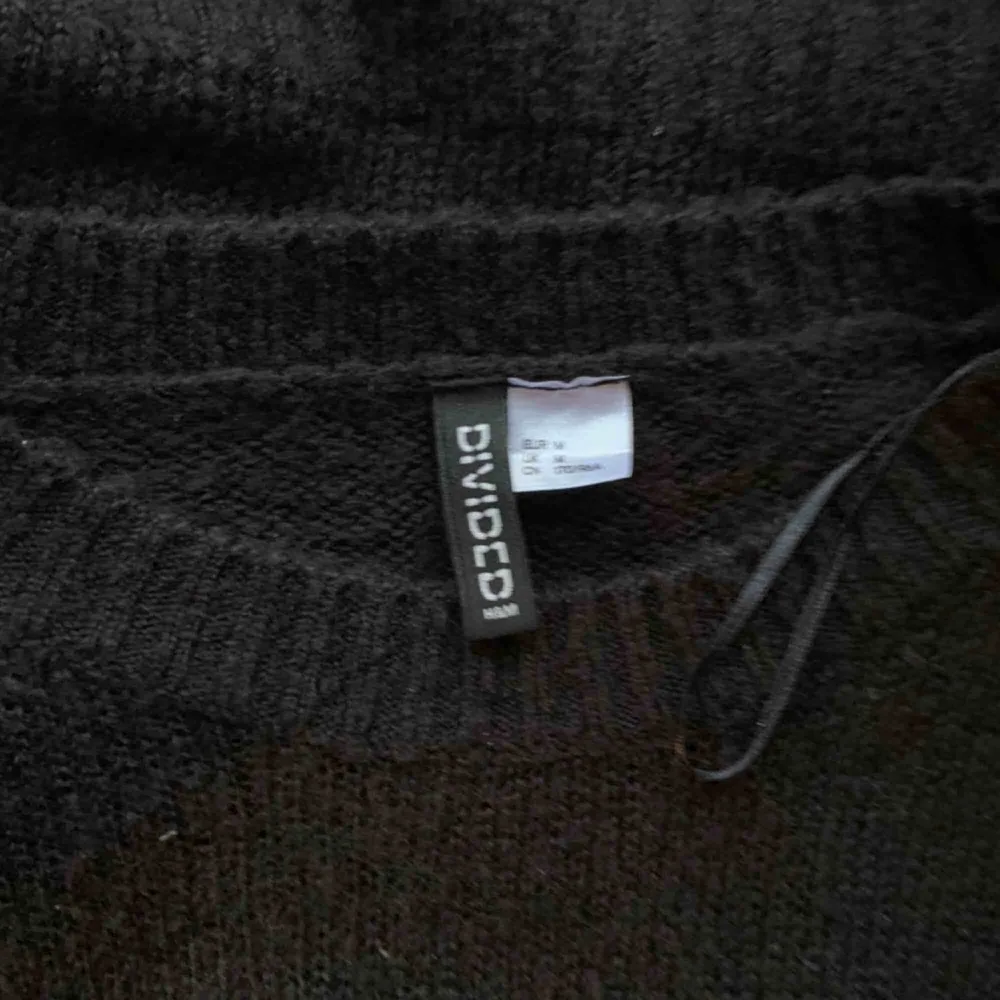 Ganska tun stickad tröja från hm. Den är svart och har inte använts mycket. Jättebra att bara dra över en tröja . Stickat.