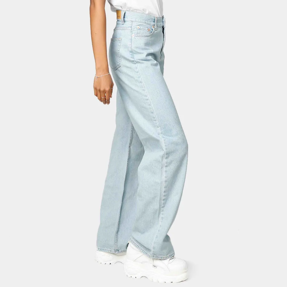 Junkyards populära, slutsålda wide leg jeans i storlek 26💕💘 Inte använda mer än 5 gånger💚 egen bild sist, med tanke på verklig färg💖💕Frakt på 79kr tillkommer! (Jag är 170cm och modellen 168cm, stretchiga och passar många!). Jeans & Byxor.