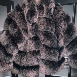  - Helt ny och oanvänd pälsjacka av rävpäls. Storlek S. Ordinarie pris 5500kr).