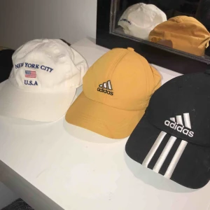  - 1. Vit Keps från Brandy Melville: SÅLD 2. Gul fejk adidas 30kr 3. Svart äkta Adidas 50kr SÅLD
