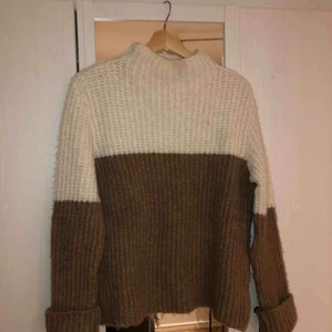  - Mysig stickad tröja i en cool design! Sitter snyggt oversized! Högsta bud får den!💕