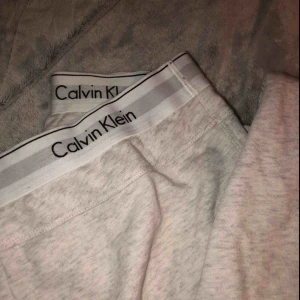  - Super sköna mjukisbyxor från Calvin Klein! Fick två så inte använd! Högst bud får dem! Köparen står för frakten!