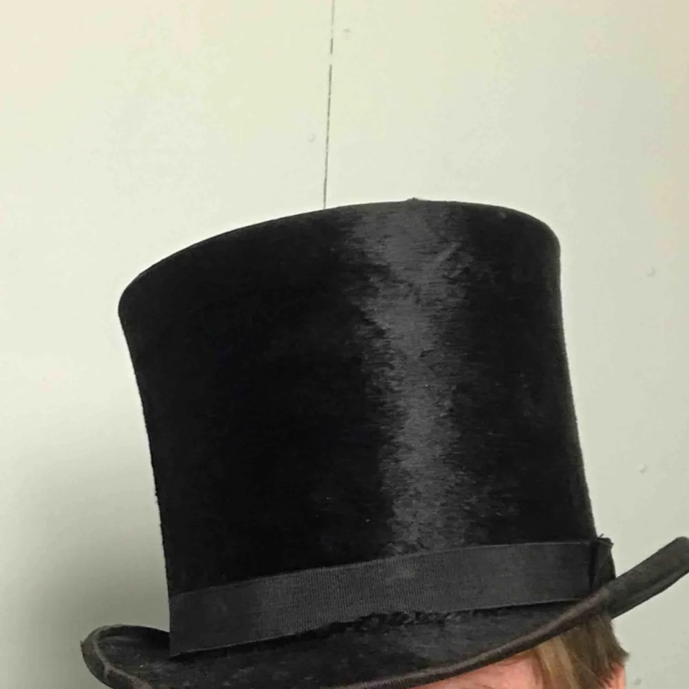 Hög hatt, svart antik cylinderhatt tillverkad i Paris. En klenod för varje gentleman. Äkta vara. Steampunk. En orginalväska kan medfölja. Accessoarer.