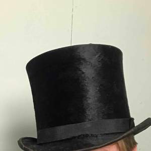 Hög hatt, svart antik cylinderhatt tillverkad i Paris. En klenod för varje gentleman. Äkta vara. Steampunk. En orginalväska kan medfölja