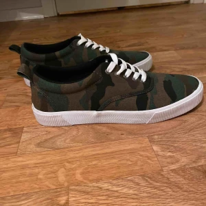  - Ett par sjukt fräscha skor som jag knappt har använt! Jag tycker att dem är jätte sköna och passande till nästan vilken outfit som helst! Från H&M.