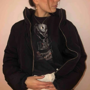  - Svart vinterjacka. Asfräsch.