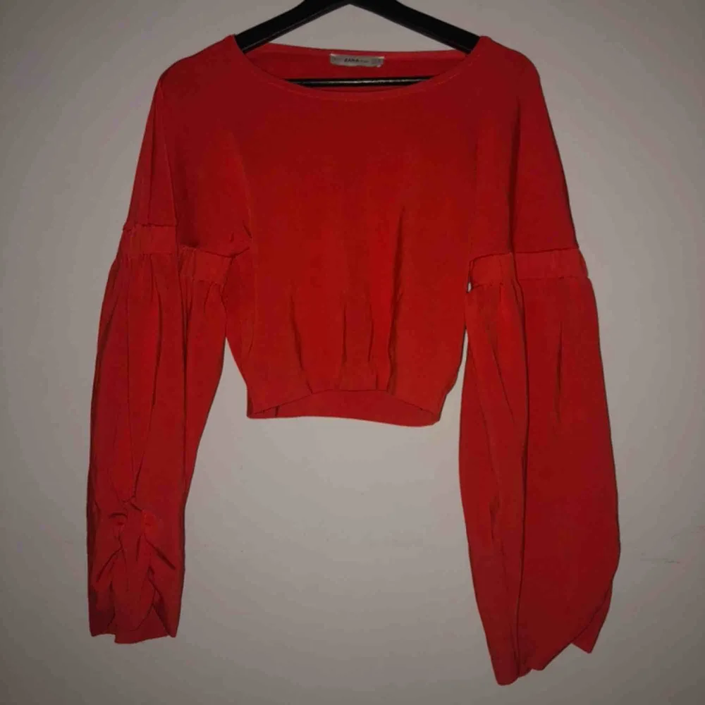 En svincool tröja från zara i en röd/orange tröja (ses bäst på sista bilden)✌🏼🥰 Endast använd 1 gång och i ett lite ”tjockare” och lite glansigt material. Croppad och med långa vida ärmar😍🙏🏻. Tröjor & Koftor.